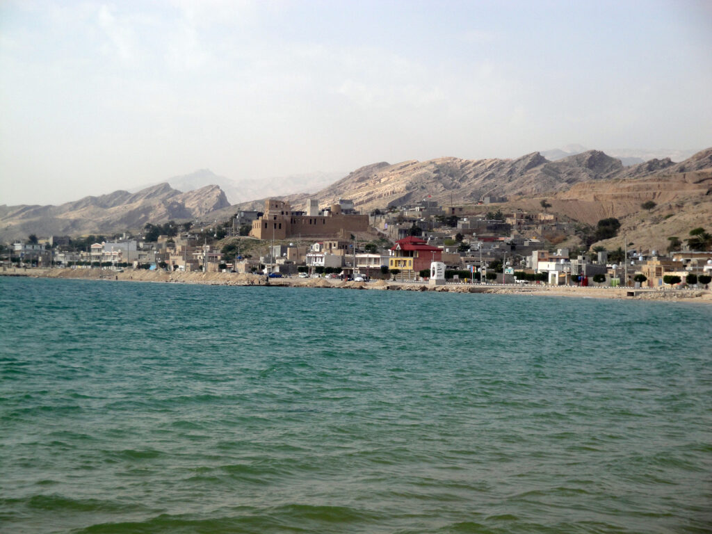 The port of Siraf on the Persian Gulf would be an appropriate site at which the planned method could be employed, thus allowing local settlements to supply themselves with drinking water with no energy expenditure. (photo: Amir Jangizehi)