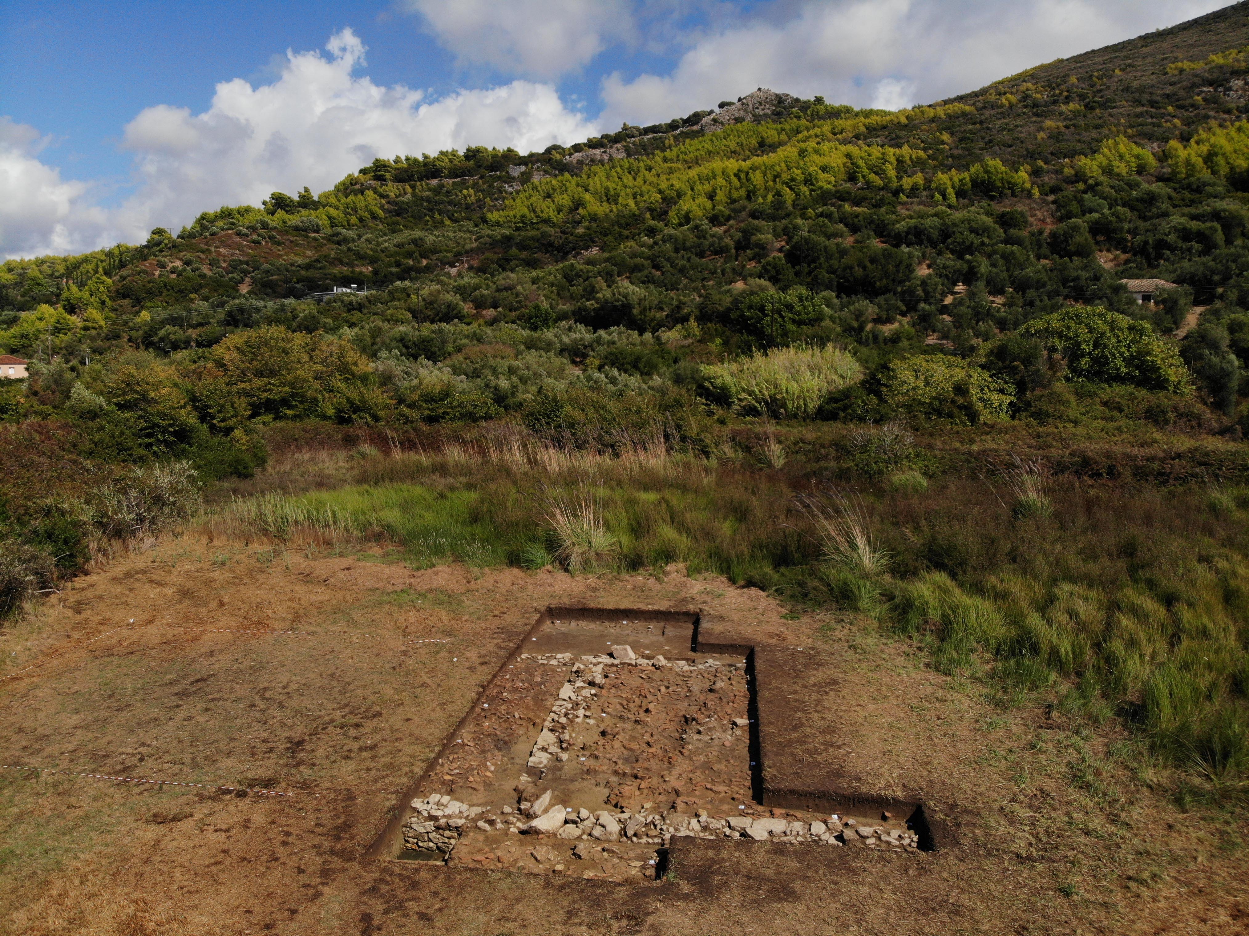 The famous ancient sanctuary has long been suspected in the plain below the ancient fortress of Samikon, which dominates the landscape from afar on a hilltop north of the lagoon of Kaiafa on the west coast of the Peloponnese. (photo/©: Dr. Birgitta Eder / Athens Branch of the Austrian Archaeological Institute)