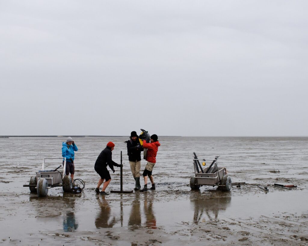 The researchers use sediment cores to record settlement remains and to reconstruct landscape evolution at selected sites on the tidal flats. (photo/©: Justus Lemm)
