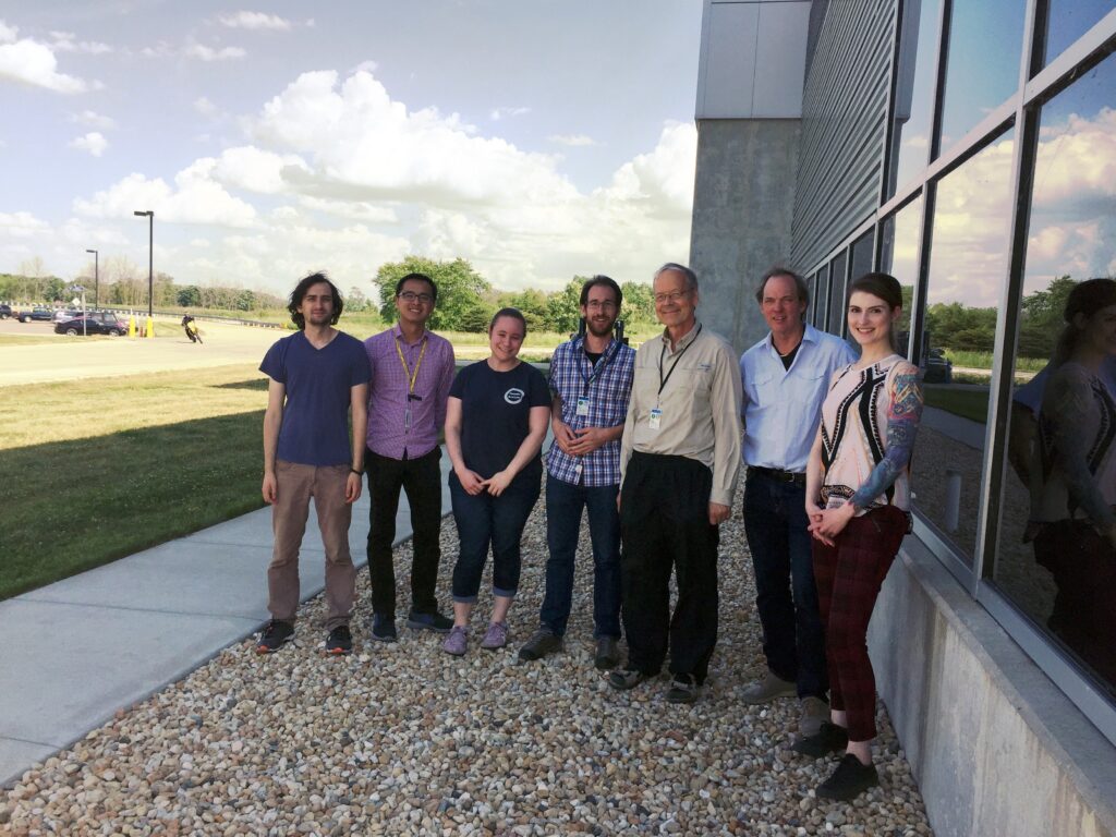 Martin Fertl (4th from left) with colleagues from the former Seattle working group next to the hall of the muon g-2 experiment at Fermilab.
(photo/©: private)