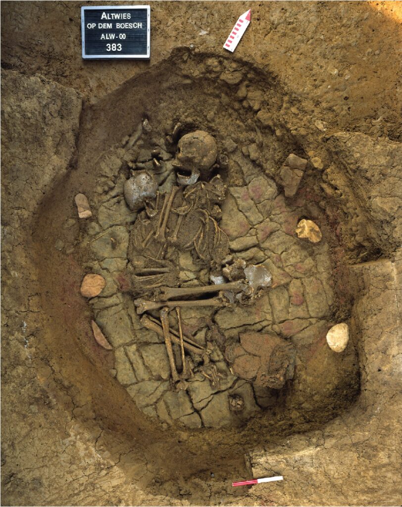 Skeletal remains of an adult and a child at Altwies "Op dem Boesch" (photo/©: Foni Le Brun-Ricalens, Institut National de Recherches Archéologiques, Luxemburg)