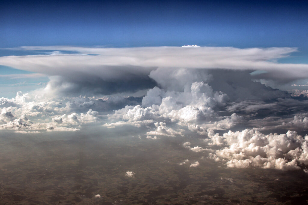 A thunderstorm cell developing near Passau in southern Germany. The photo was taken from an aircraft on the afternoon of 24 June 2016. (photo: Volkmar Wirth)