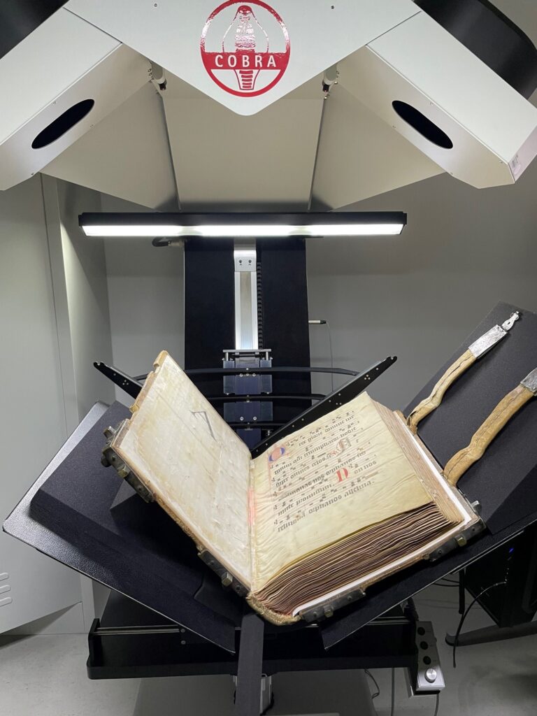 The Cobra scanner in the Mainz University Library provides for circumspect digitization in accordance with stringent conservation requirements by ensuring that books need only be opened to a small angle for scanning. The scan results fully comply with the best practice requirements of the German Research Foundation. (photo/©: Christian George / Mainz University Library)