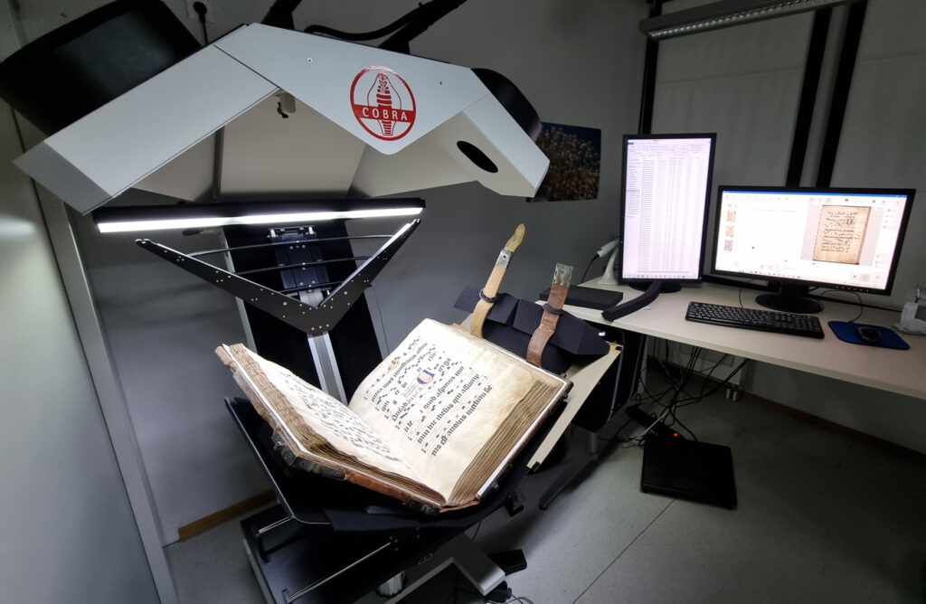 The Cobra scanner is installed in a digitization station at the Mainz University Library. If necessary, the scans can be reviewed and edited here. (photo/©: Larissa Arlt / Mainz University Library)