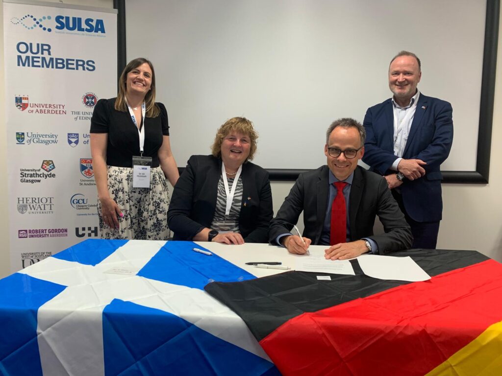 Signing of the Cooperation Agreement between Rhineland-Palatinate and Schottland: (fltr) SULSA Director Dr. Alison McIntosh, PD Dr. Sigrid Rieuwerts of the JGU Scotland Hub, Rhineland-Palatinate State Secretary Dr. Denis Alt, and Professor Michael Barett, Chair of the SULSA Executive Committee (@MWG)