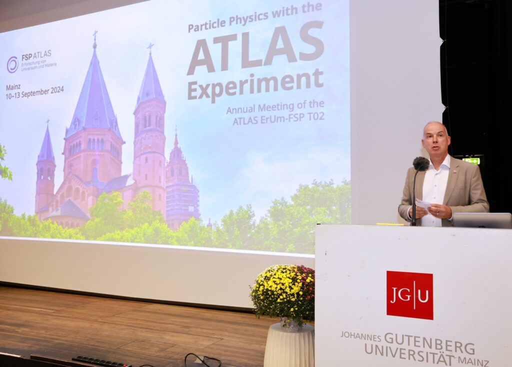 JGU President Professor Georg Krausch welcomes the participants of the annual ATLAS ErUM meeting. (photo: Bernd Eßling)