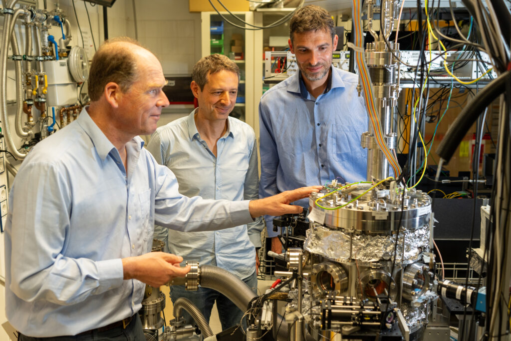 Ion experiment at the Schmidt-Kaler laboratory at JGU: (fltr) Ferdinand Schmidt-Kaler from JGU, Markus Hennrich from Stockholm University, Igor Lesanovsky from the University of Tübingen (photo/©: M. Hennrich)