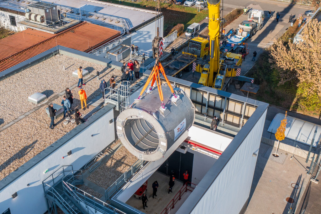 The 21-ton magnet for the new MESA accelerator is introduced through the roof of the Center for Fundamental Physics to be installed in its underground hall at a depth of ten meters. (photo/©: Twain Wegner)