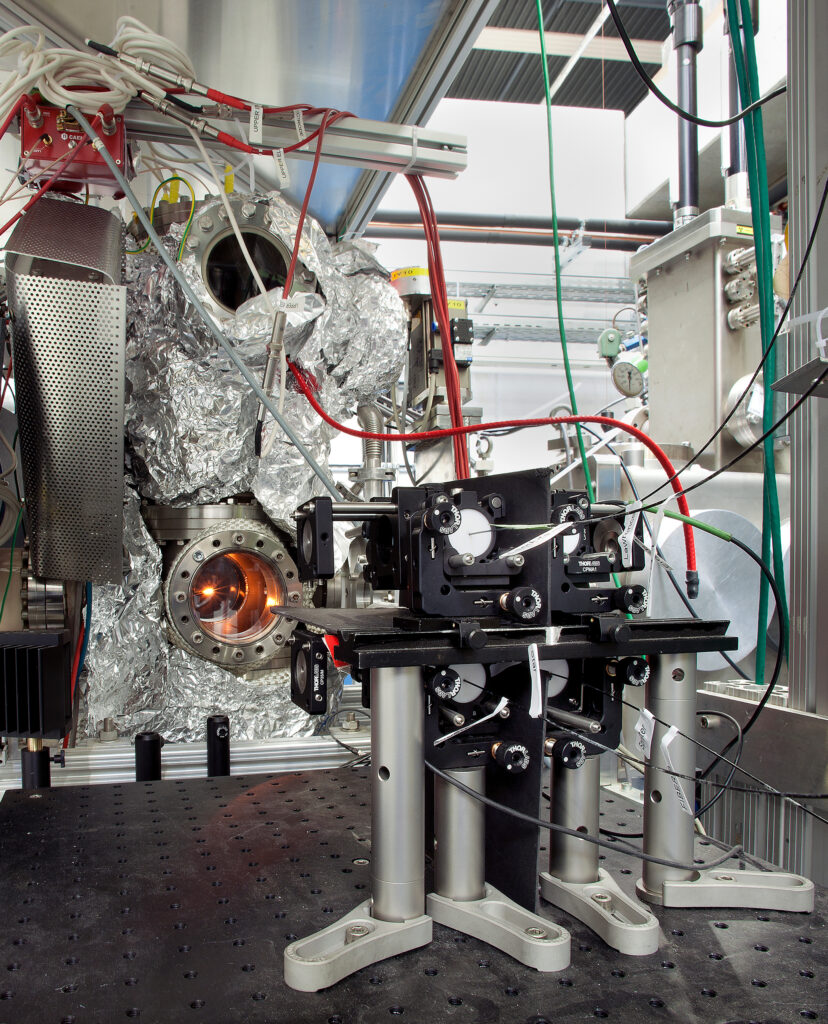 Gas-cell setup used at GSI/FAIR for the investigation of the short-lived fermium isotopes with the glowing desorption filament (photo/©: Gabi Otto, GSI/FAIR)