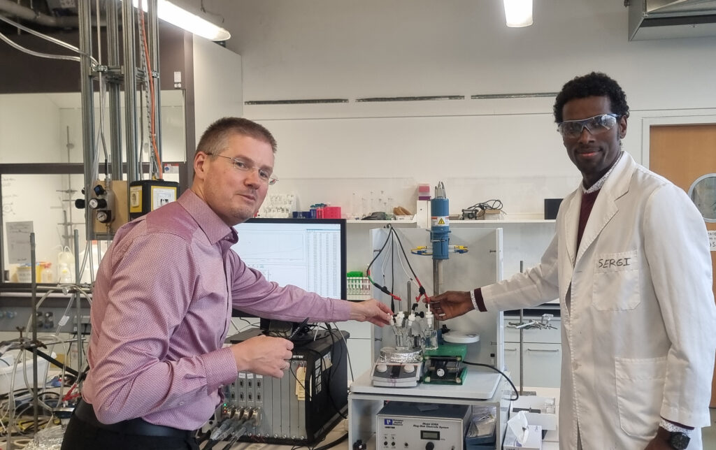 Professor Carsten Streb (left) and Dr. Soressa Abera Chala scrutinizing the process of conversion of carbon dioxide to ethanol in the lab (photo/©: Julius Wetzel)