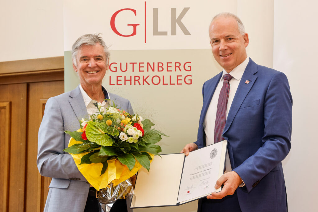 Professor John Hattie (left) and JGU President Professor Georg Krausch at the Gutenberg Teaching Award ceremony at Mainz University (photo: Stefan F. Sämmer)