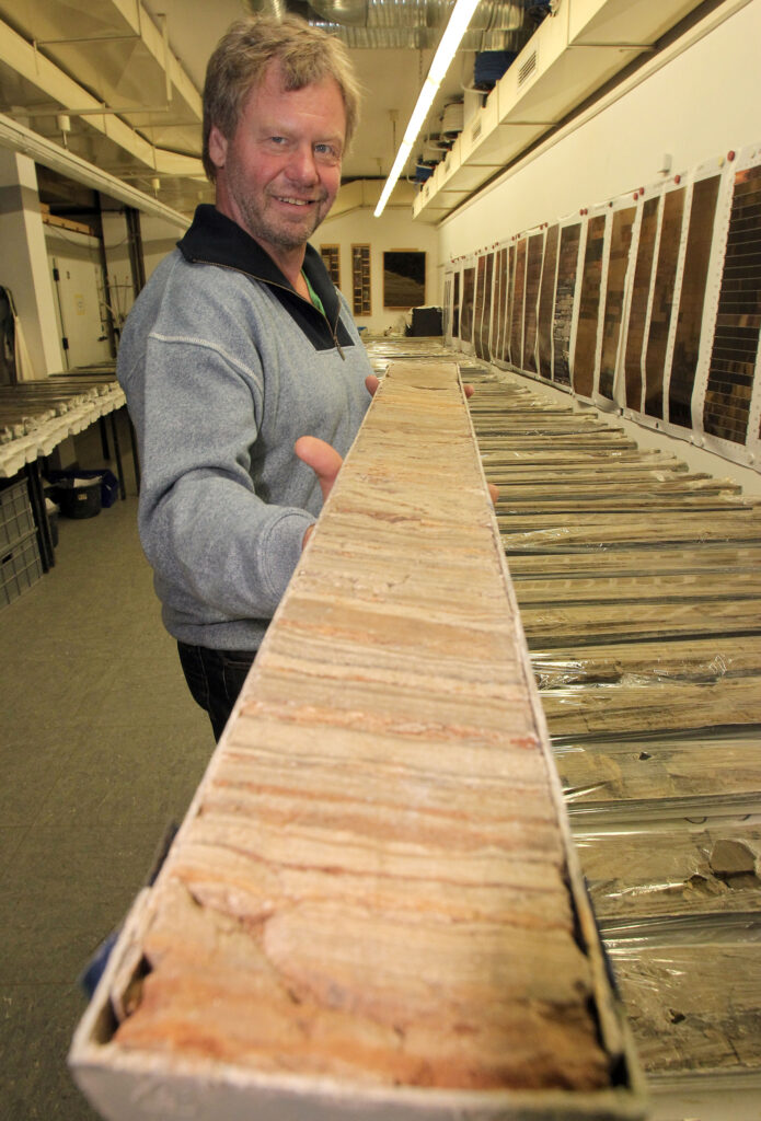 Professor Frank Sirocko presenting a drilling sample of the ELSA archive (photo: Stefan F. Sämmer)