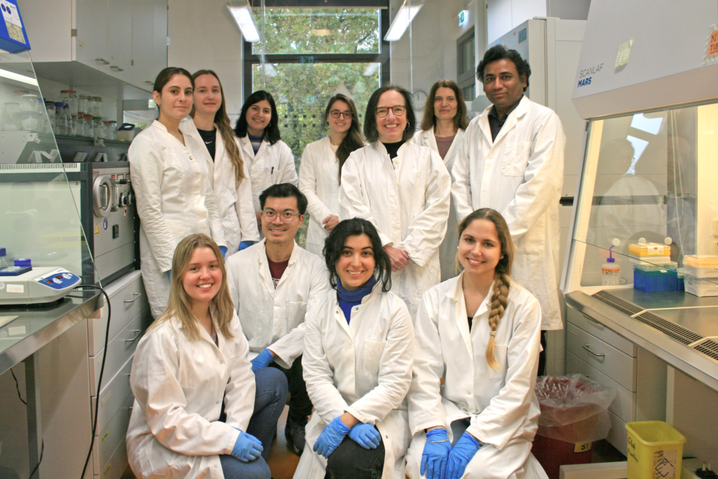 Research group of Professor Claire Jacob (standing, 2nd from right) at the Institute of Developmental Biology and Neurobiology of JGU (photo: Doris Franke)