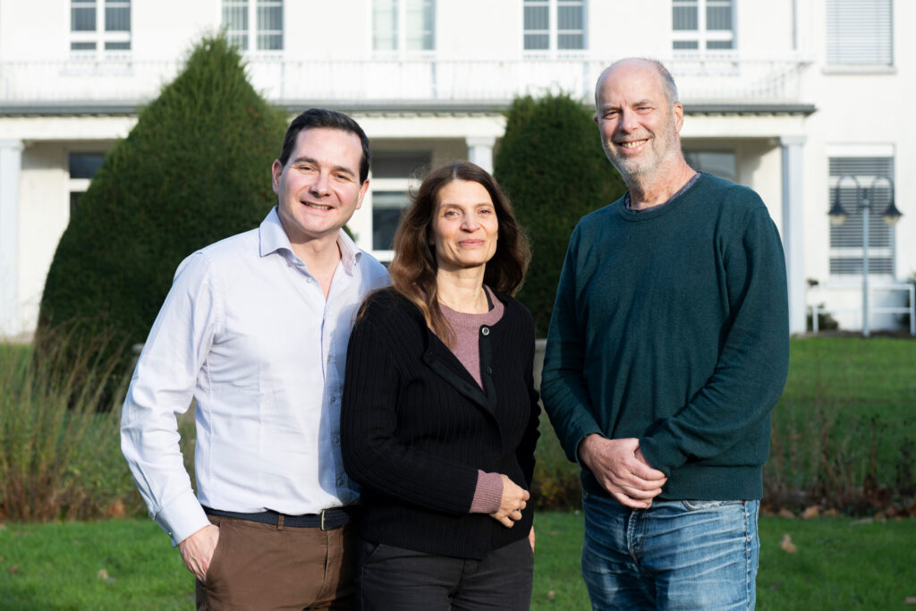 InteReg coordinator Professor Claire Jacob together with Professor Andreas Walther (left) and Professor Ari Waisman (right), co-coordinators of InteReg (photo/©: Dominik Gruszczyk)