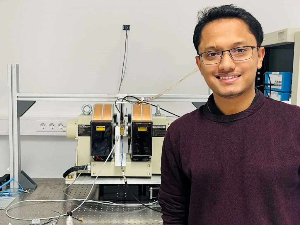 Ashish Moharana, PhD student in the research group of Professor Angela Wittmann, in front of the experimental setup (photo/©: Shaktiranjan Mohanty)