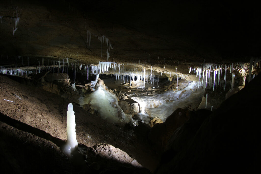 View into the Herbstlabyrinth cave (photo/©: Ingo Dorsten, Speläologische Arbeitsgemeinschaft Hessen e.V.)