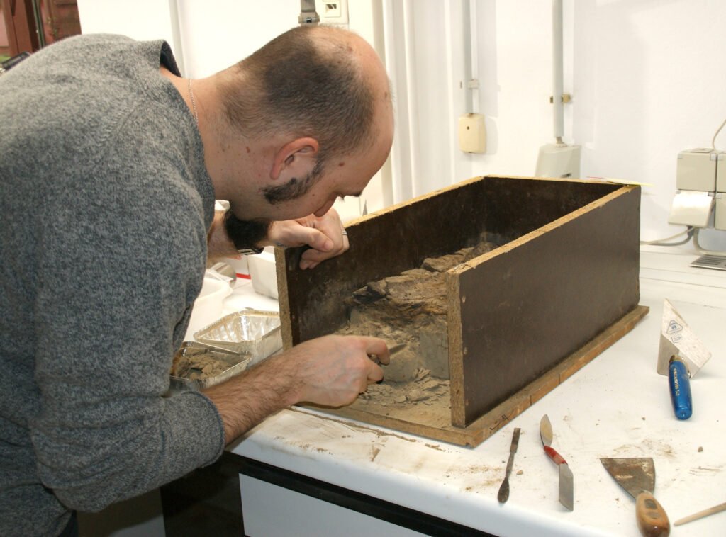 For the first time, archaeologists from the Leibniz-Zentrum für Archäologie (LEIZA) and Mainz University, together with other experts, have presented age dating directly from the layer containing the Schöningen spears in their study. (photo/©: Aritza Villaluenga)