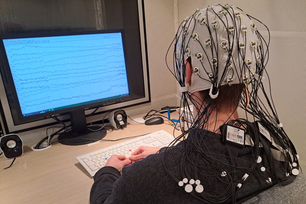 Test subject in an EEG booth (photo/©: Henrike Jungeblut / Luis Ahrens)