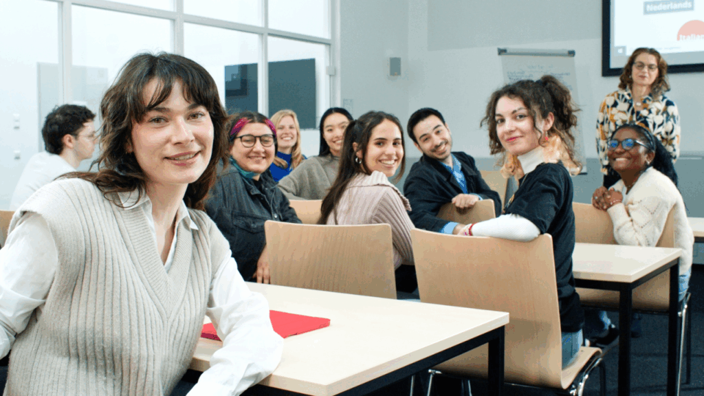 A class in a seminar room of the Faculty of Translation Studies, Linguistics, and Cultural Studies at the Germersheim campus (photo/©: Pathfinder Studios / FTSK)