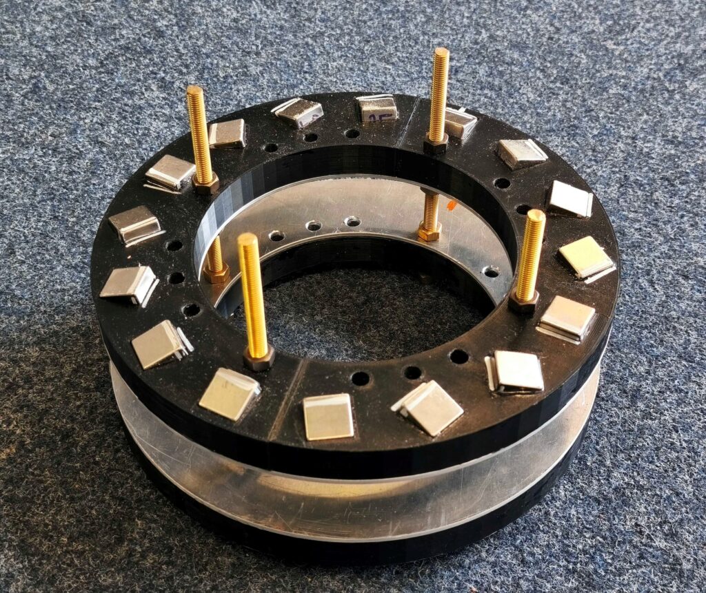 Focused magnet system consisting of two stacked rings, each with 16 FeNdB magnet cuboids with a side length of 20 millimeters. The inner diameter is 160 millimeters. The magnetic field of 20 mT exhibits a homogeneity of approximately five per mille over a spherical volume with a diameter of 50 millimeters. (photo/©: Peter Blümler)