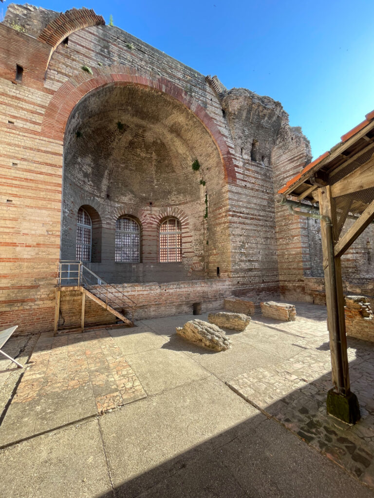 The Roman baths in Arles. In the foreground, concrete blocks from the collapsed ceiling can be seen, in which researchers found carbonates from an older aqueduct. (photo/©: Cees Passchier)