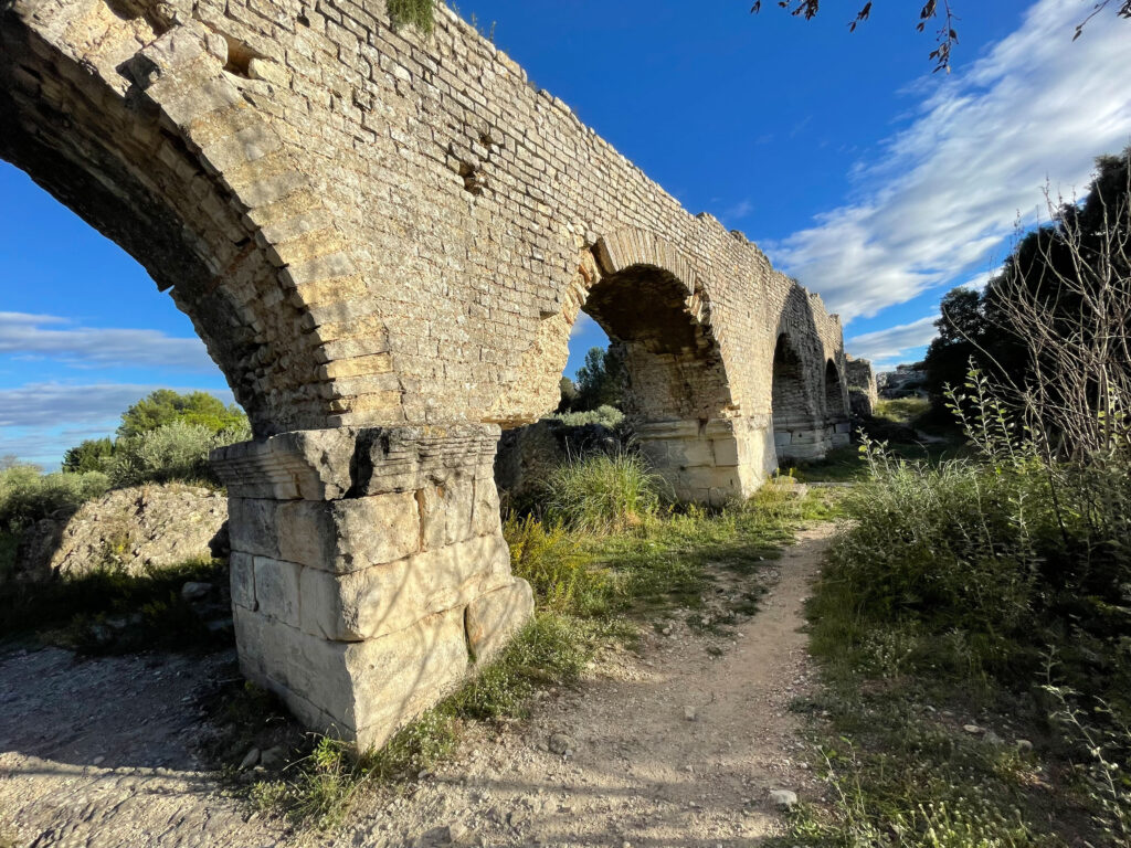 Bridge of the Roman aqueduct in Arles (photo/©: Cees Passchier)
