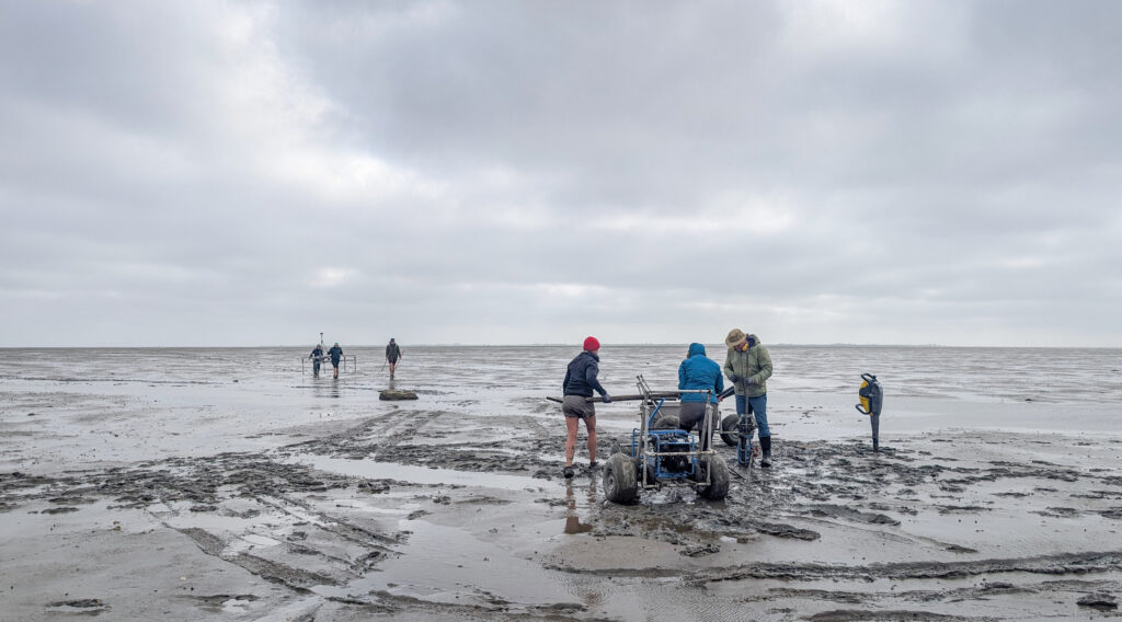 With the help of the techniques of geophysics and coring, it is possible to detect cultural remains that would otherwise be inaccessible by archeological excavations. (photo/©: Hanna Hadler)