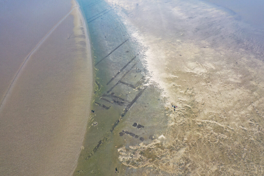 Traces of a lost medieval settlement in the tidal flats near the island of Hallig Südfall (photo/©: Bente Majchczack)