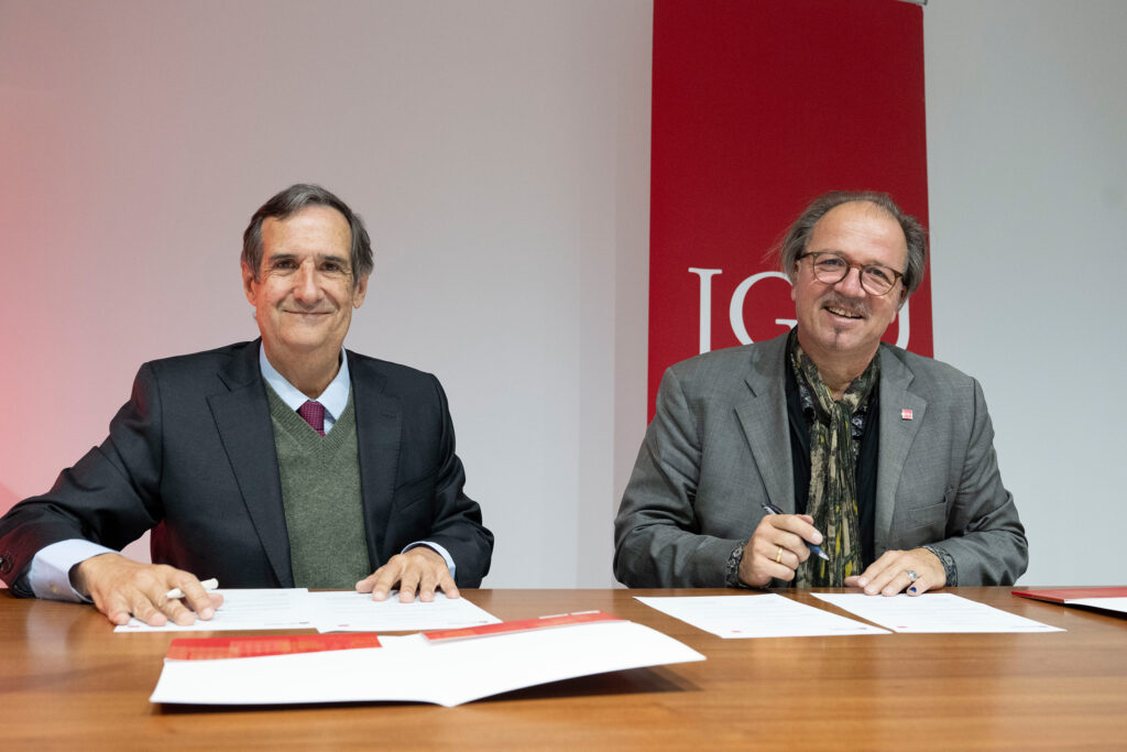 Professor Adolfo Meisel Roca (left), Rector of Universidad del Norte, and Professor Stephan Jolie (right), Vice President for Learning and Teaching at Mainz University, signing the renewal of the partnership agreement between the two universities (photo: Peter Pulkowski)