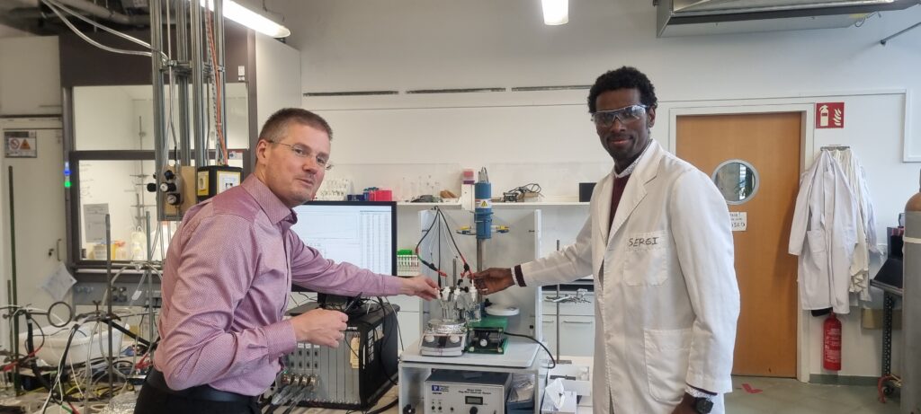 Professor Dr. Carsten Streb (l.) and Dr. Soressa Abera Chala of the Department of Chemistry at JGU who developed the new electrolysis technique with which formate and hydrogen can be obtained from glycerol (photo/©: Tobias Rios-Studer)