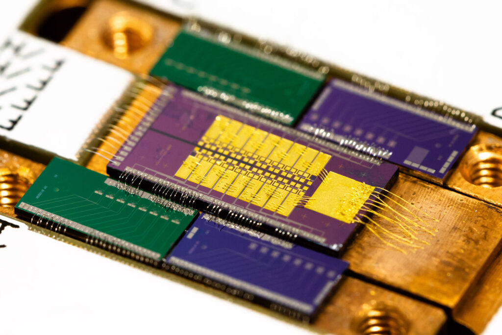 A detector module for the ECHo experiments developed and built at the Kirchhoff Institute for Physics. The detector chip is located in the middle; the four surrounding chips contain the Superconducting Quantum Interference Devices (DC-SQUIDs) that read out the signals. (© ECHo collaboration)