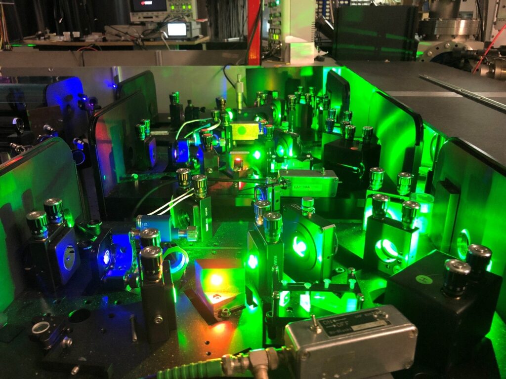 Solid-state laser system for holmium-163 implantation: The laser system developed in the LARISSA research group at the JGU Institute of Physics provides spectrally well-tuned laser beams, which are fundamental for efficient and highly selective holmium-163 implantation at the RISIKO mass separator. (©: AG LARISSA)