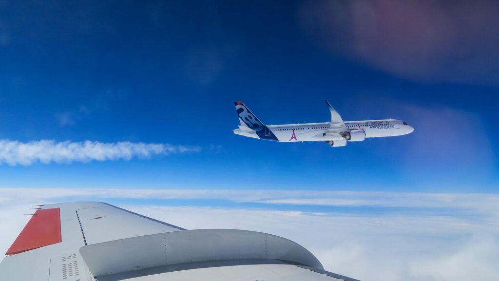View of the Airbus A321neo from the DLR Falcon 20E during joint flight tests to investigate emissions from lean-burn engines as part of the NEOFUELS/VOLCAN project in spring 2023 (© DLR)