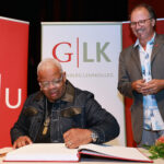 Grammy Award winner Terence Blanchard was invited to sign the university's Golden Book during the Gutenberg Teaching Award ceremony, in the presence of JGU Vice President Professor Stephan Jolie (photo: Bernd Eßling)