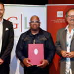 Multi-Grammy prize winner Terence Blanchard receives the 2025 Gutenberg Teaching Award: (fltr) Professor Andrej Gill (Director of the Gutenberg Teaching Council), award winner Terence Blanchard, and Professor Stephan Jolie (JGU Vice President for Learning and Teaching) (photo: Bernd Eßling)