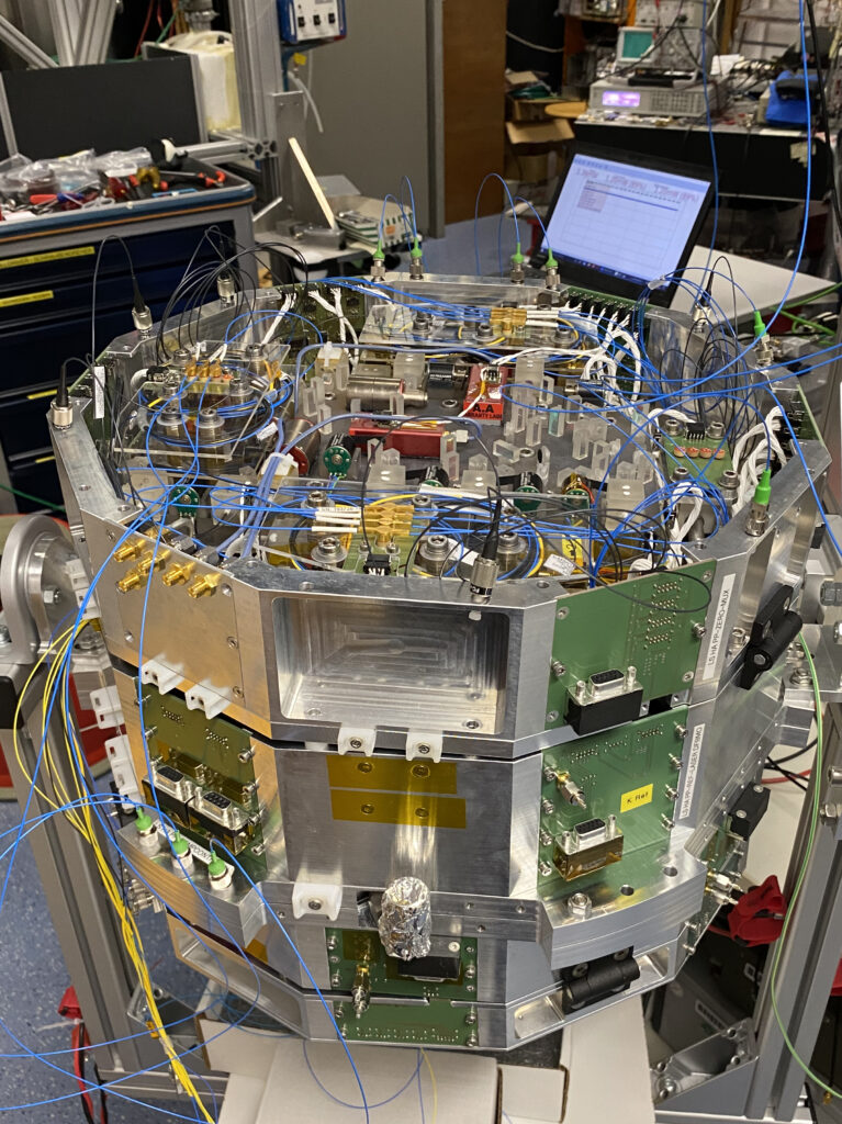 The photo shows the miniaturized laser system, developed with major contributions from researchers at Johannes Gutenberg University Mainz (photo/©: Sören Boles)