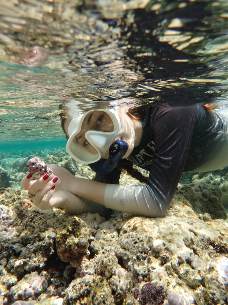 The photo shows Lena Li, first author of the study, holding a rhodolith sample collected in the Red Sea. These free-living algae nodules serve as natural archives, enabling the reconstruction of daily seawater temperatures. (photo: Lucio Bravo)