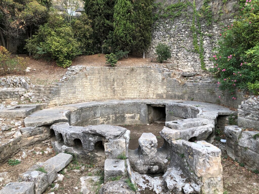 The photo shows the final water distribution basin of the Nîmes aqueduct (photo/©: Cees Passchier)