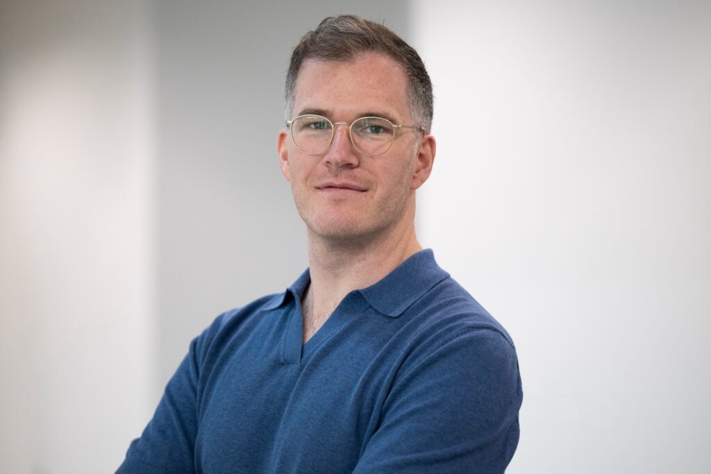 The photo shows Dr. Max Farnworth, head of the Emmy Noether Research Group “Neural Circuit & Systems Evolution” at JGU. (photo/©: Peter Pulkowski)