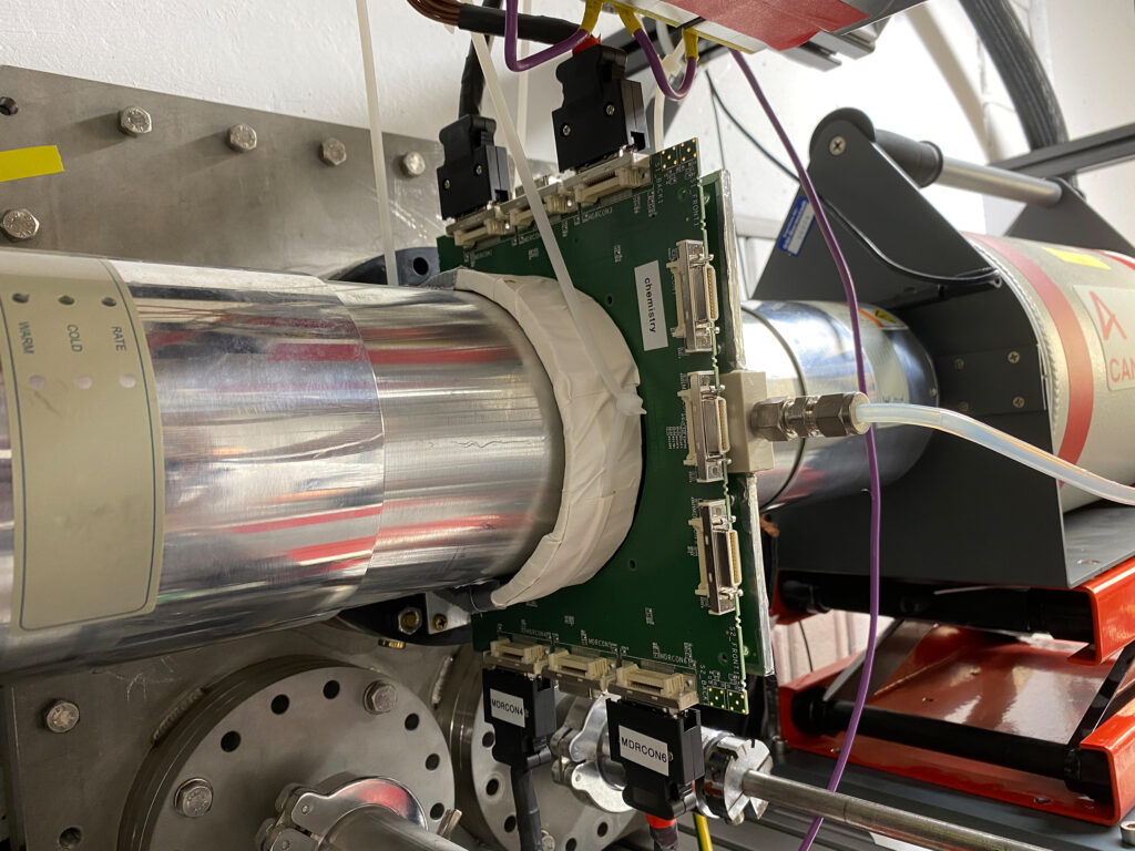 Experimental setup behind the TASCA separator: the first detector array, mounted behind the reaction chamber at TASCA, surrounded by two germanium detectors. (photo/©: Alexander Yakushev)